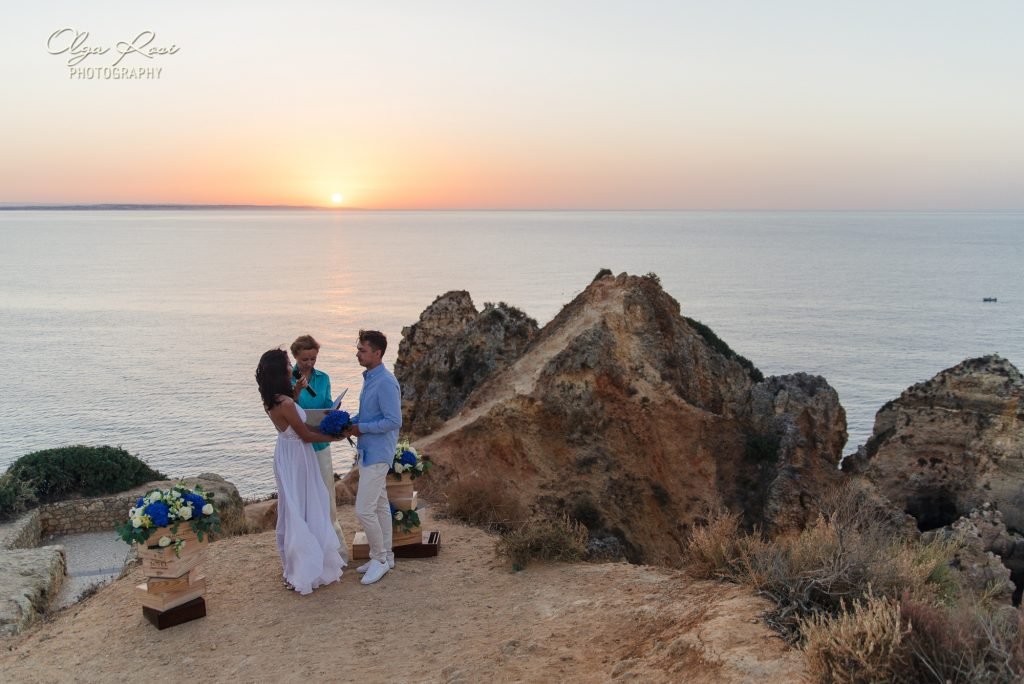 Wedding ceremony on the cliff top of Ponta da Piedade, Lagos, Algarve. By Olga Rosi Photography
